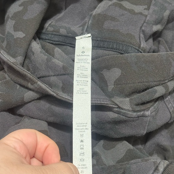 Lululemon Scuba Pullover Hoodie Black Camo Size 6 - Picture 7 of 8